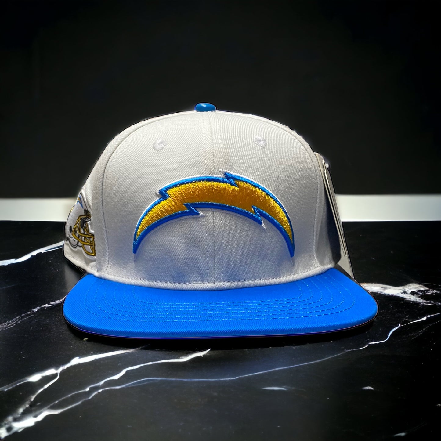 NEW PRO STANDARD SNAPBACK - LA CHARGERS  White 2 Tone Big Bolt