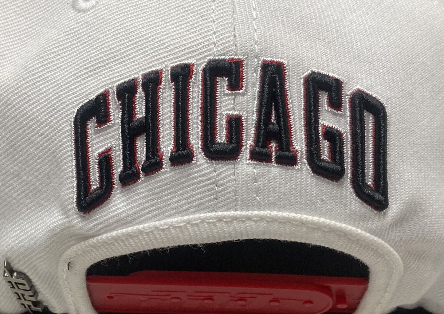 NEW CHICAGO BULLS CLASSIC LOGO SNAPBACK HAT  Pro Standard 2 Tone Cap Flat Brim